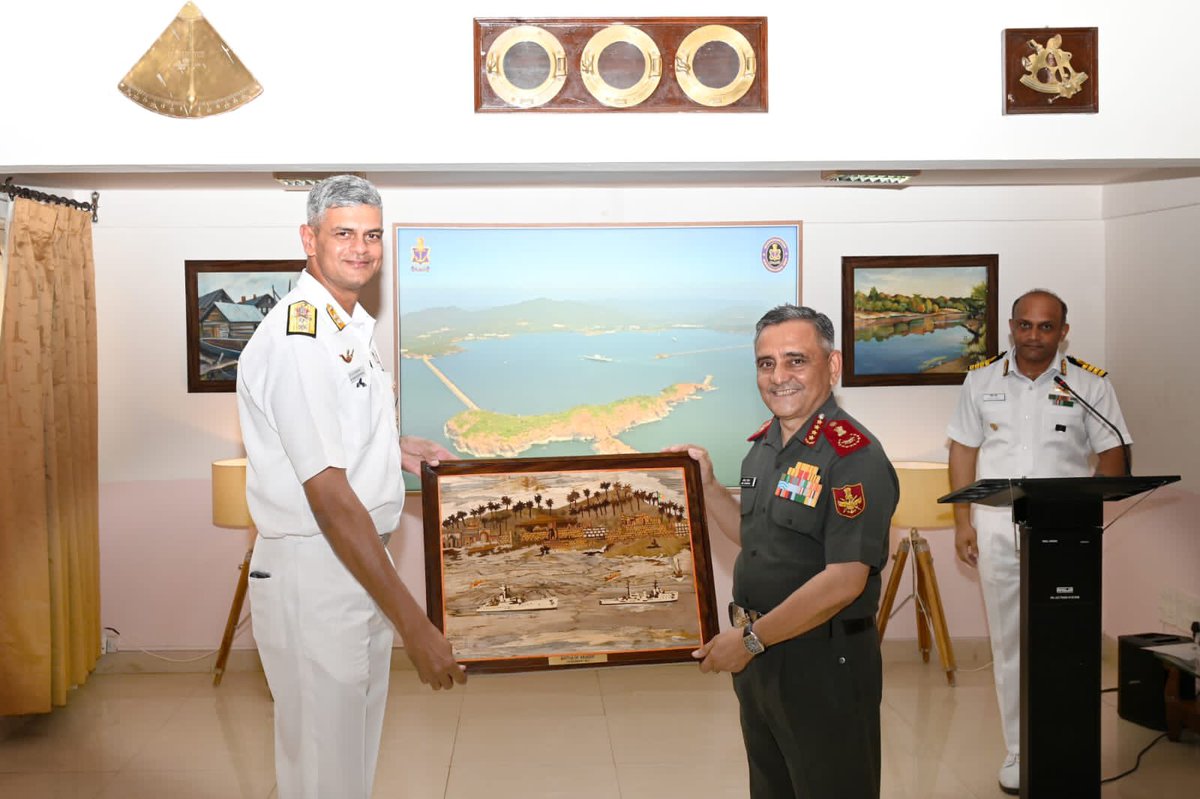 IN_KTKNA's tweet image. Gen Anil Chauhan #CDS visited Naval Base #Karwar &amp;amp; #INSVikramaditya on 23 Sep. During the visit, he assessed the progress of upcoming infrastructure and accommodation projects at Karwar.(1/n)