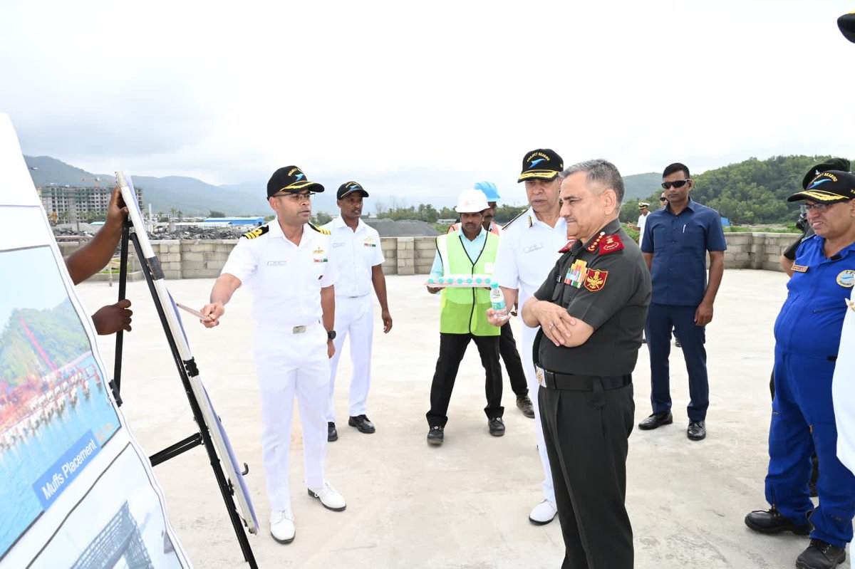 IN_KTKNA's tweet image. Gen Anil Chauhan #CDS visited Naval Base #Karwar &amp;amp; #INSVikramaditya on 23 Sep. During the visit, he assessed the progress of upcoming infrastructure and accommodation projects at Karwar.(1/n)