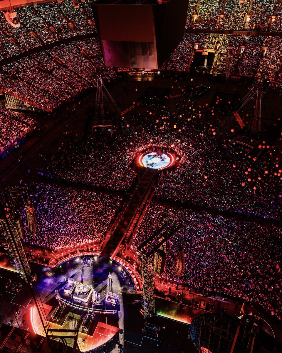 coldplay's tweet photo. Thank you Vancouver ❤️🤍 https://t.co/5AhttDjNAI