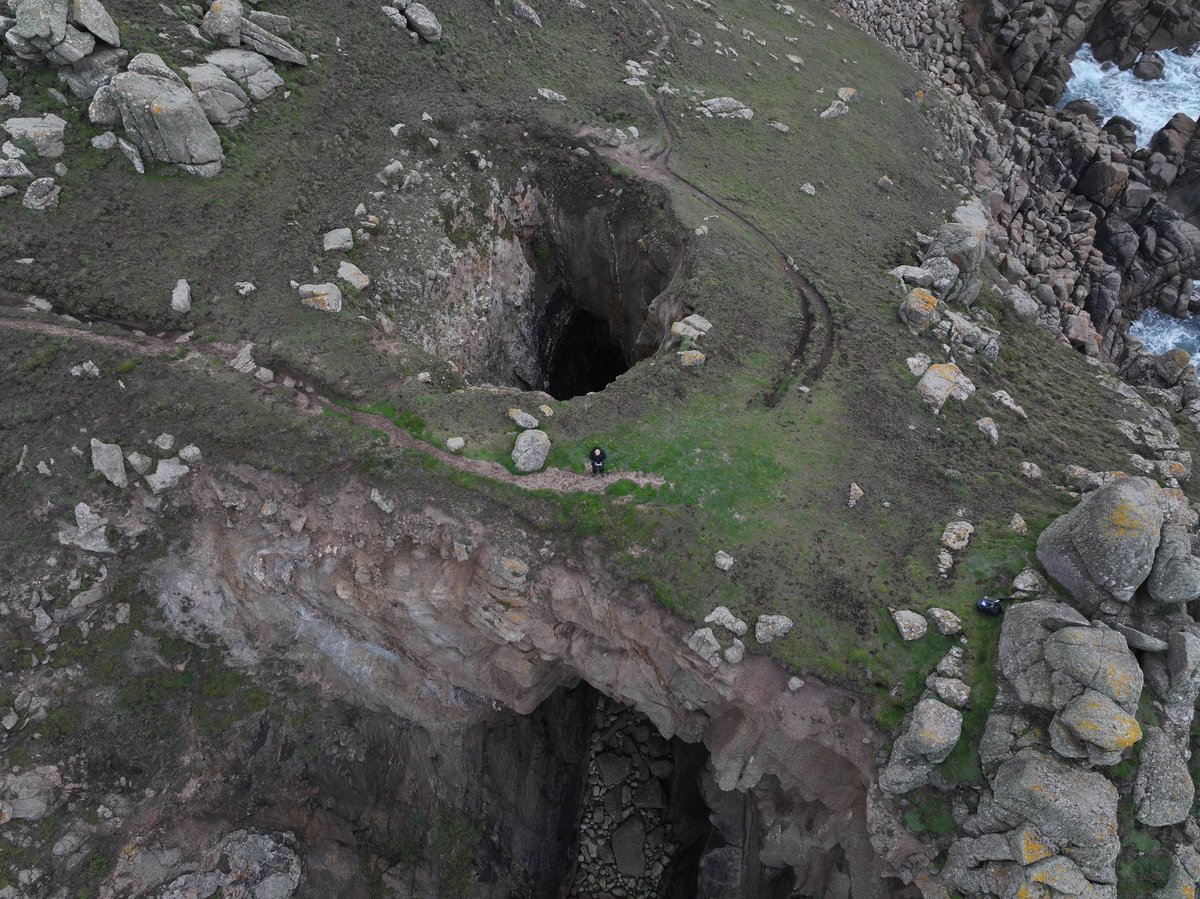 4hotographix's tweet image. Stood a bit close to the edge me thinks..! #Cornwall #exploringcornwall #cornishcoasline #4hotographix