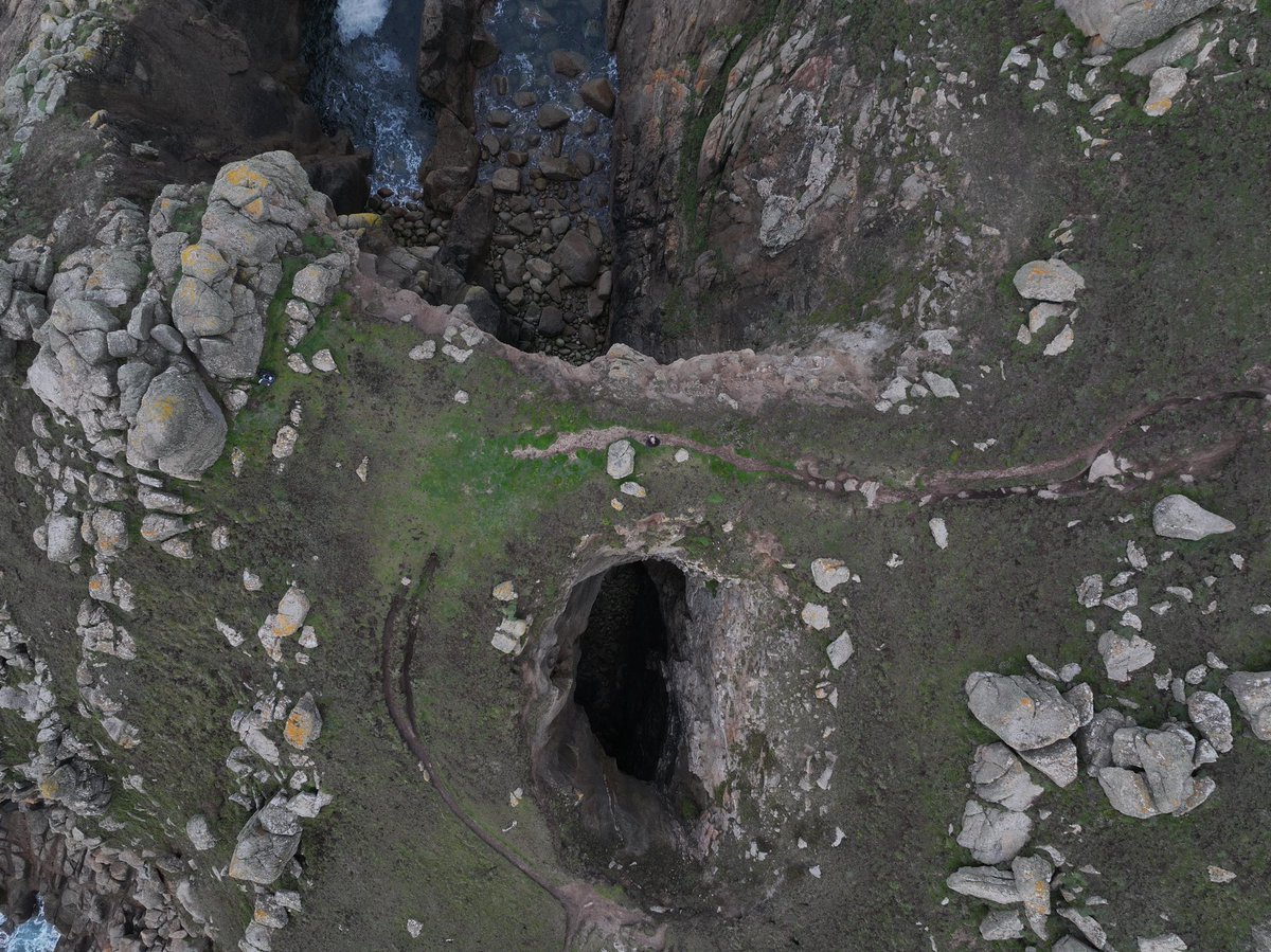 4hotographix's tweet image. Stood a bit close to the edge me thinks..! #Cornwall #exploringcornwall #cornishcoasline #4hotographix