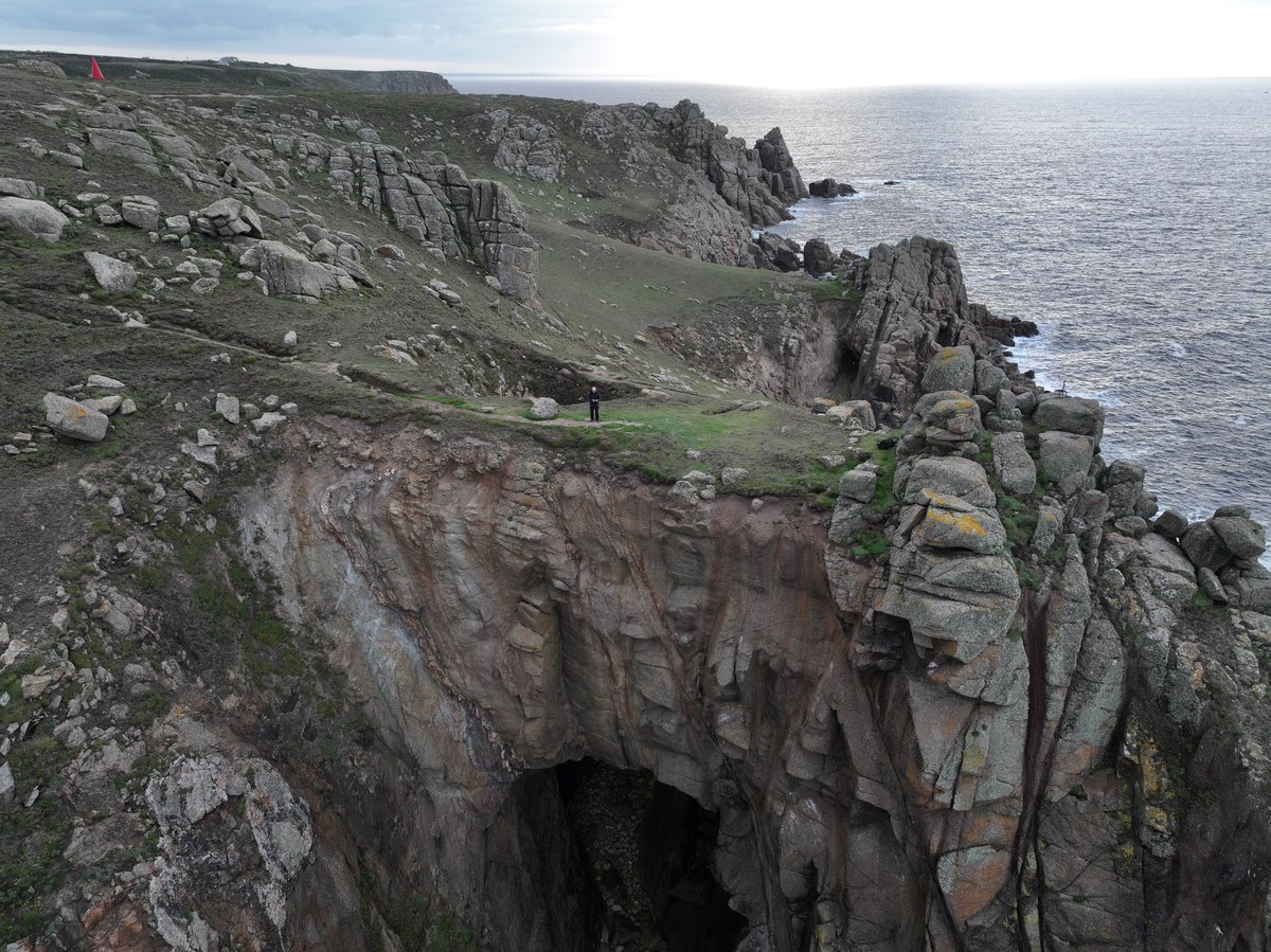 4hotographix's tweet image. Stood a bit close to the edge me thinks..! #Cornwall #exploringcornwall #cornishcoasline #4hotographix
