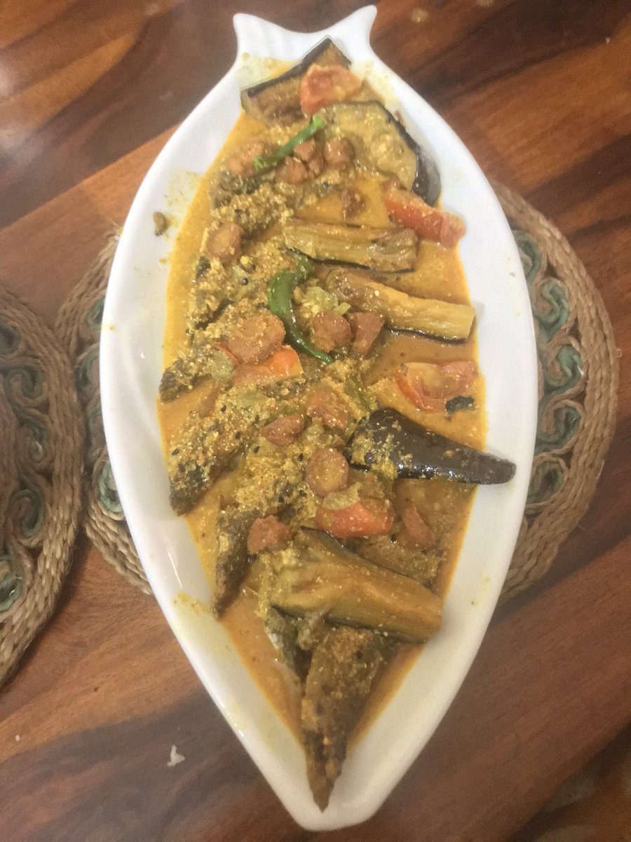 AmitLeliSlayer's tweet photo. Traditional Bengali dishes 
Kochur Loti diye Chingri Mach
Daler bori aar begun diye shorshe Parshe

Chef tweeting 
#WeekendChef 😋😋😋 https://t.co/nT3Yxr6Euy