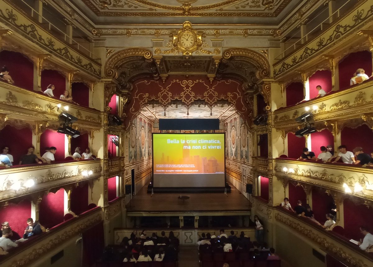 Bella la crisi climatica, ma non ci vivrei. Trecento studenti al Teatro Massari, con quella meravigliosa camera acustica inventata per Verdi, a parlare di impatti e di clima che cambia. <a href="/ComuneFidenza/">Comune di Fidenza</a> <a href="/FrancoAmigoni/">Franco Amigoni</a> @ravalula
