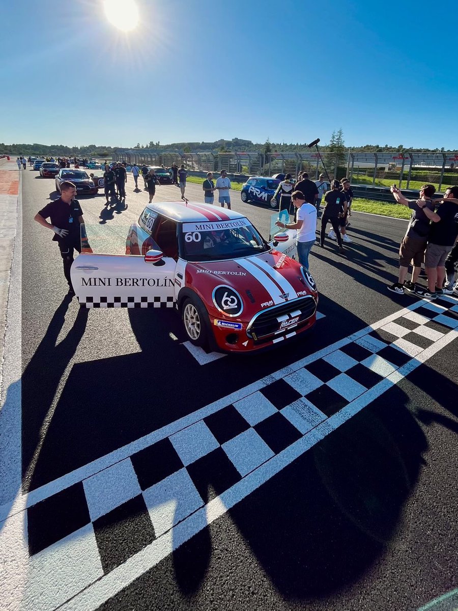 Martasuria's tweet photo. Hoy en directo la carrera 3 de la @coparacer 

https://t.co/hJm51f3YbA https://t.co/h2cCCzvVHq