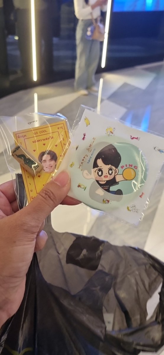 PING19thHBD's tweet photo. มาถึงแล้วค่ะ ใครสนใจรับ Giveaway
แวะมาหาเราได้นะคะ ตรงทางขึ้นบันไดเลื่อนมา ก่อนเข้าไปที่ ลทบ ค่ะ ^_^ 
มีธูป กระจก กับ โฟโฟต้การ์ดค้าบ 
*(เราใส่เสื้อเชิ้ตสีน้ำตาล)
#MeenPing1stFansignBKK https://t.co/mxkiHl7tIS