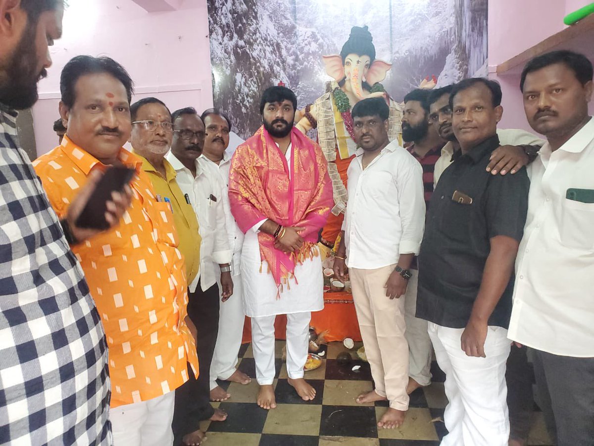 @AshishKumarBRS  Anna Visited various Ganesh pandals in Goshamahal Assembly,and Offered prayers at Pandal and wished for the well-being of all. 

Ganapati Bappa Moriyaa 🙏🏻

#Ashishkumaryadav 
#GoshamahalAssembly
#BRSParty

@KTRBRS @BRSparty