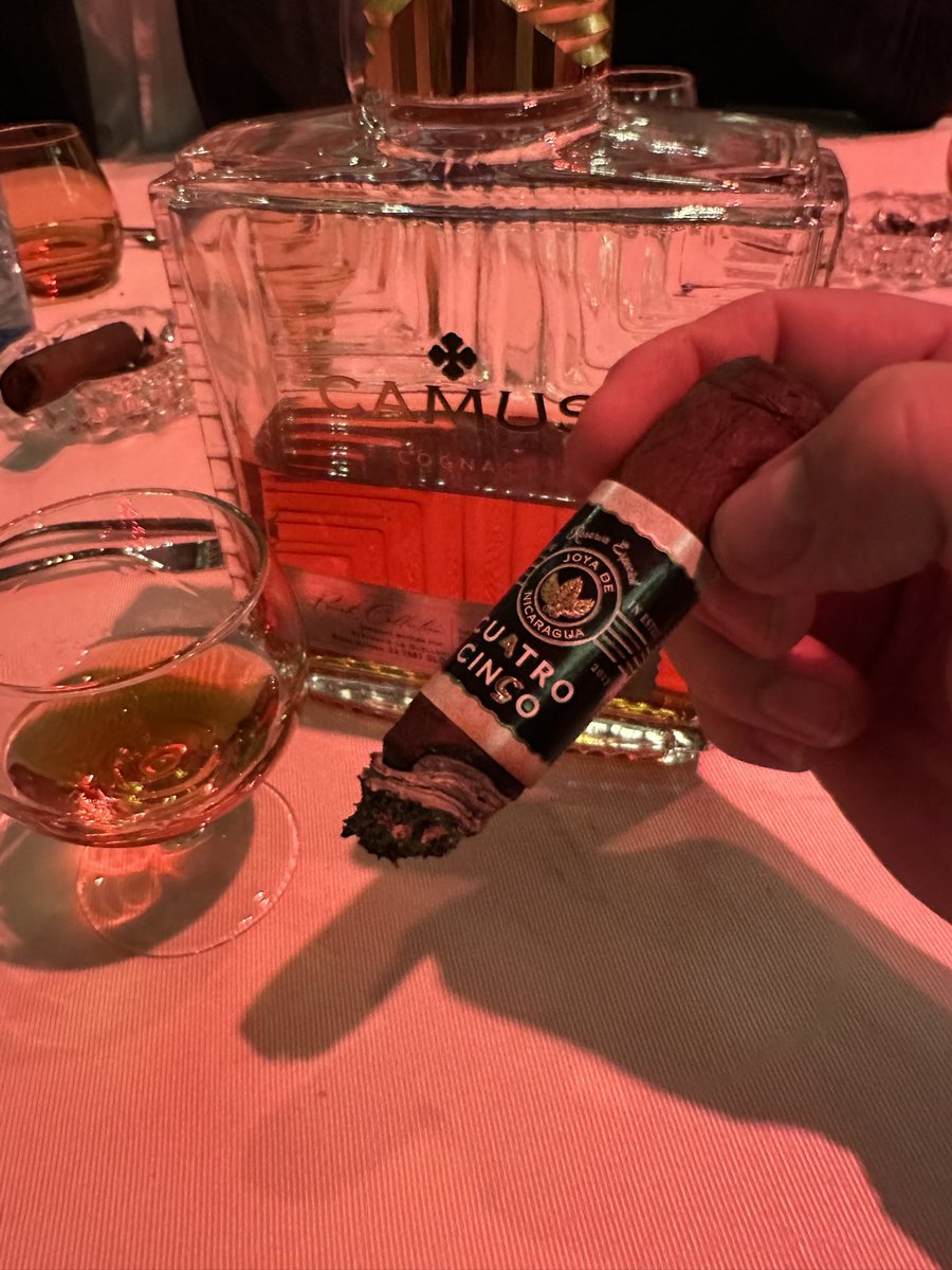 FSommier's tweet photo. Un accord magnifique 
@Cognac_Official 
@cigarsconnect 
@joyacigars https://t.co/E6QI8yfoG9