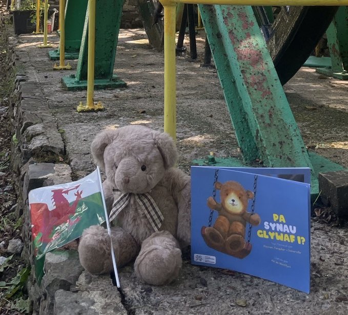 ListenAndLookB1's tweet photo. It’s a big day today for @WelshRugbyUnion and a big day tomorrow for Baby Bear with the launch of Pa Synau Welwn Ni? Pob lwc Cymru ! 🏴󠁧󠁢󠁷󠁬󠁳󠁿#Welsh #cymraeg #culture #language #LanguageLearning Coming to a library near you ( in #WALES ) very soon @WelshGovernment https://t.co/SrJVJ6bi6D