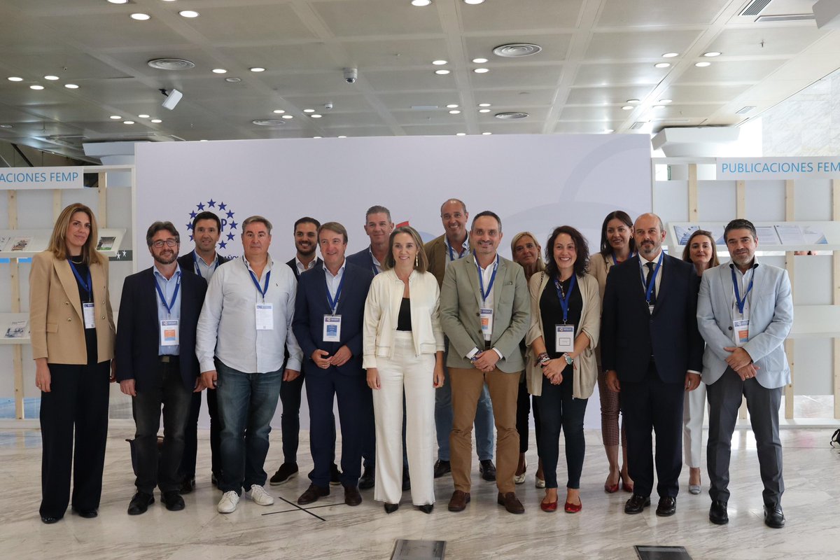 PPSanse's tweet photo. 👏👏 ¡Nuestra alcaldesa @lsfernandeza ha sido elegida miembro del Consejo Territorial de la Federación Española de Municipios y Provincias!

Un reconocimiento claro a San Sebastián de los Reyes. 

¡Enhorabuena, alcaldesa! https://t.co/zjRfxcWUbf