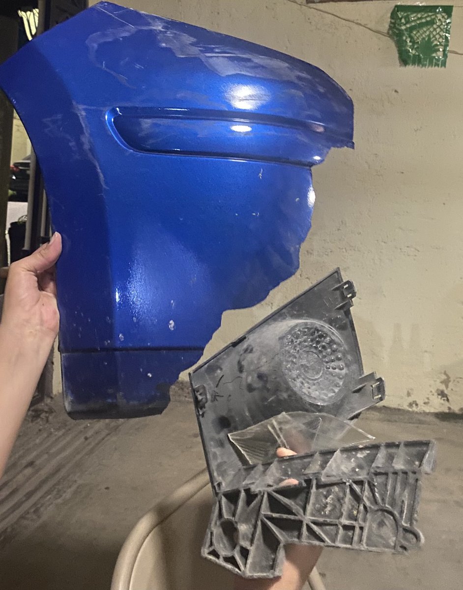 EagleKnights's tweet photo. Amixes, una eminente conductora de un Tida dejó esto en lñSan Ignacio de la Col Buenavista Norte en #PiedrasNegras favor de pasar a #homedepot por un cuartito de Polish y darselo a la prima de Checo Perez para que cubra su error antes que su madre se de cuenta. #sitomasnomanejes https://t.co/DtAEwrFfAG