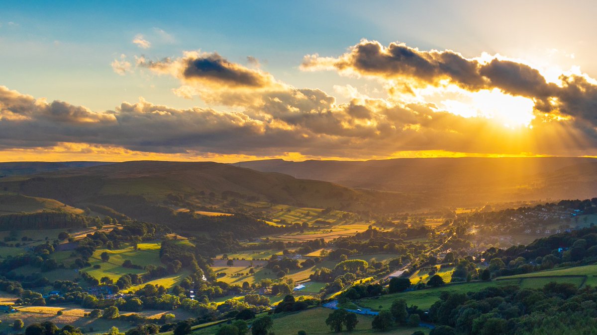 YHAOfficial's tweet image. It’s National #GetOutsideDay. 🌳
 
And we are celebrating our beautiful outdoor spaces and sharing some inspiration for things to do in the great outdoors... 

📸 Peak District National Park

@OSleisure 
 
#PreciousPlaces #LiveMoreYHA