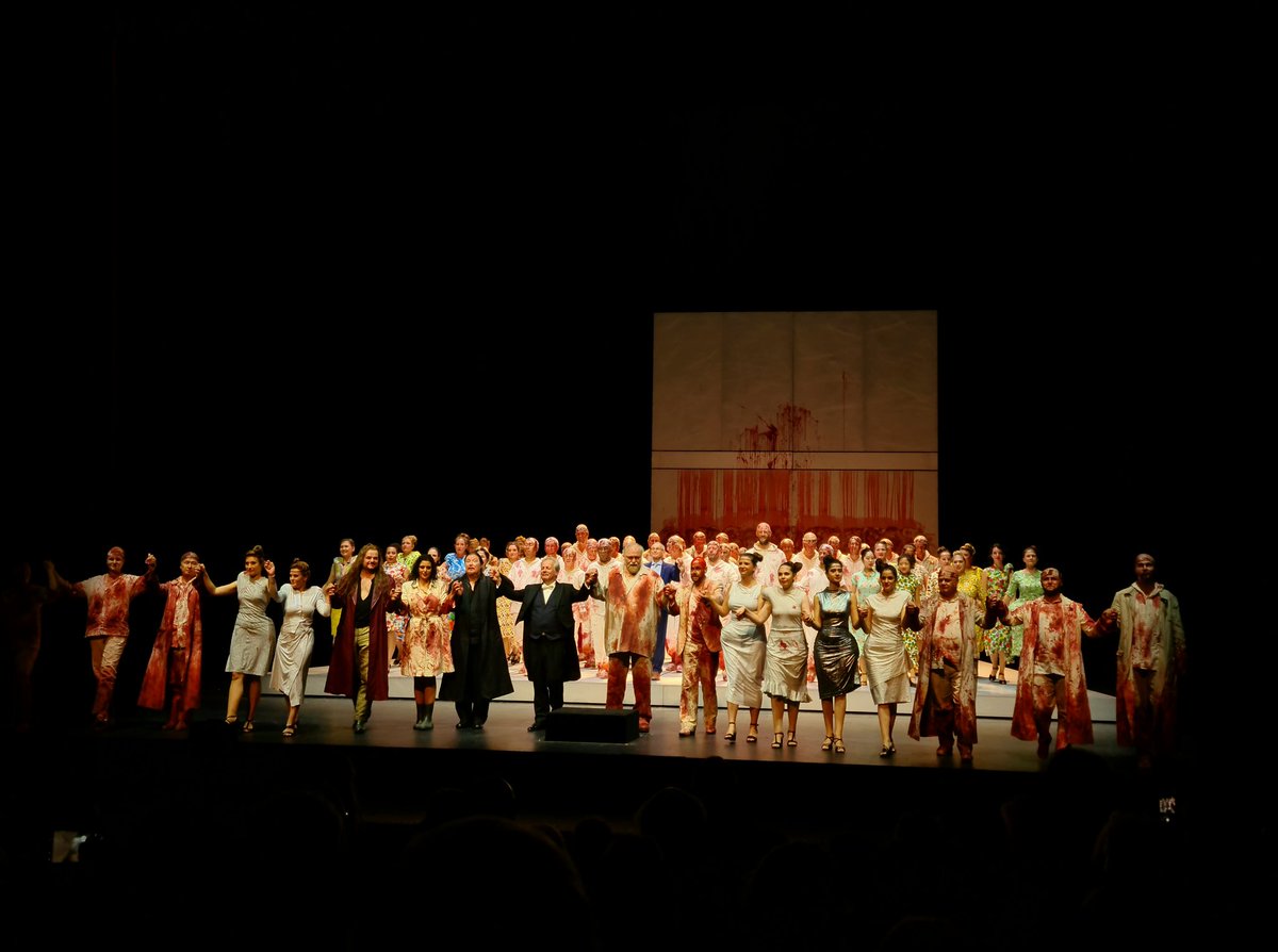 Opernjunkie's tweet photo. #Thalheimer inszeniert einen nihilistischen #Parsifal, d in ne postapokalyptische, hoffnungslose Gesellschaft geworfen wird u trotz Überwindung v Klingsor, Befreiung v Kundry u Erlösung v Amfortas d Gesellschaft u sich final keine Hoffnung schenken kann. #CurtainCall #OperAmRhein https://t.co/vadzX46iHj