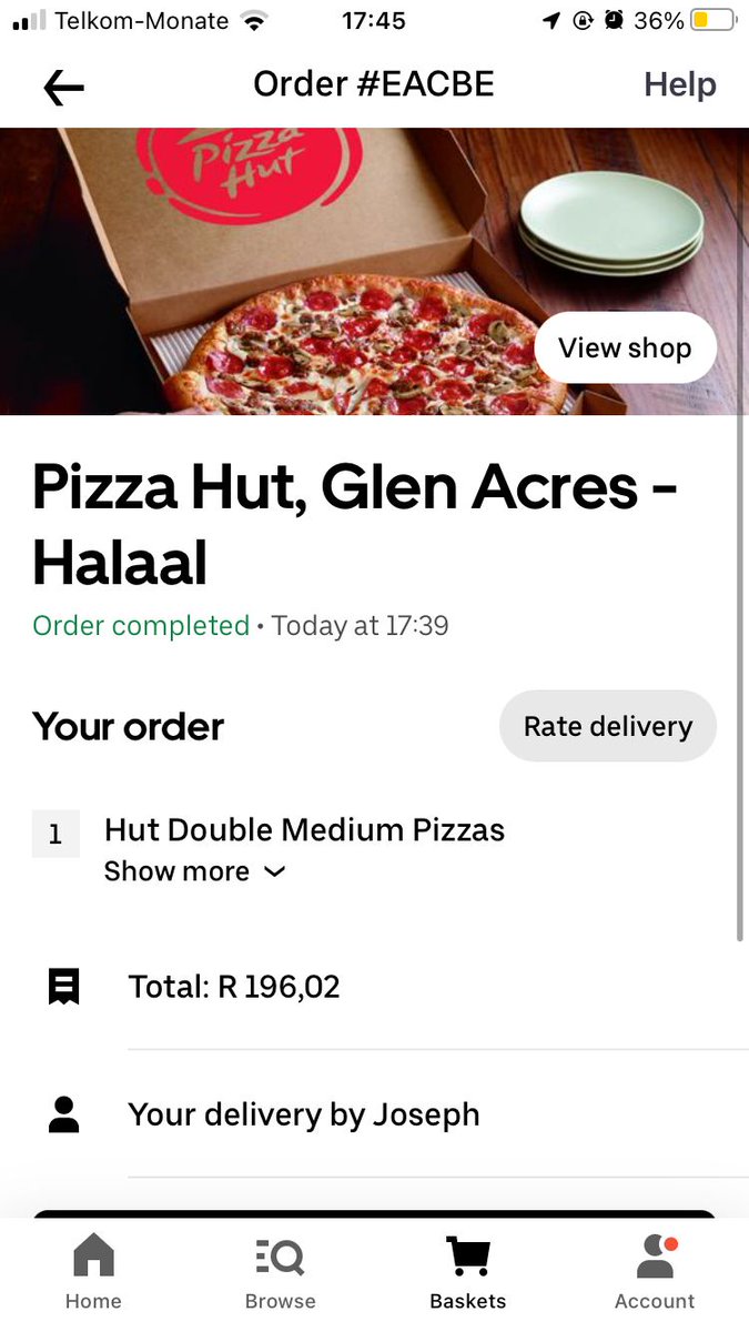 ManongSky's tweet photo. @pizzahut South Africa, so yall are charging R200 for these pint size pizza's which you call medium that @DebonairsPizza is selling for like R20.

R200 🚩🚩🚩 https://t.co/xII9MgbHiN