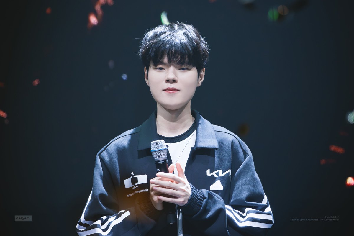 230923 디플러스기아 팬밋업
#Deft #데프트 #김혁규

혁규야 팬미 수고했어!
월즈전까지 잘 준비하고 또 보자
오래오래 보자💚
