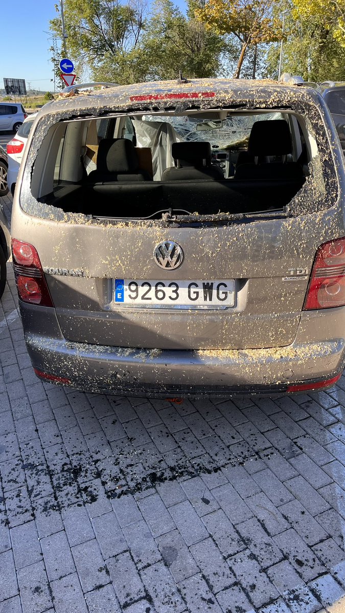 borodri's tweet photo. @LasRozasPolicia Aviso coche posiblemente robado, cristales rotos etc https://t.co/5nRbXgDixI