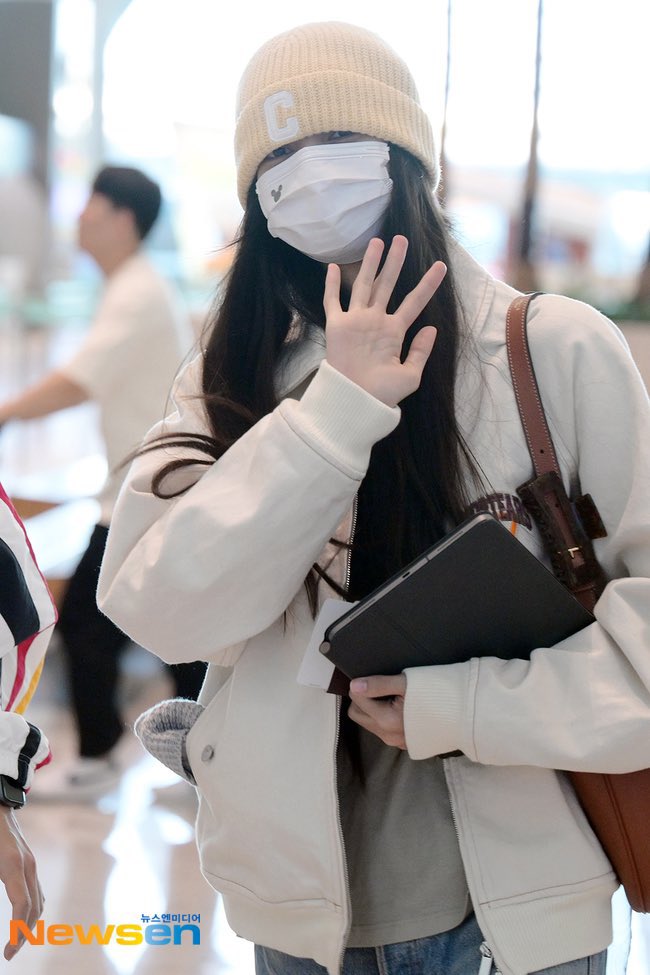 InfoKpopFR_'s tweet photo. #Lisa de Blackpink vient de prendre l'avion pour venir à Paris ✈️🇫🇷 https://t.co/y6s2q3FVdU