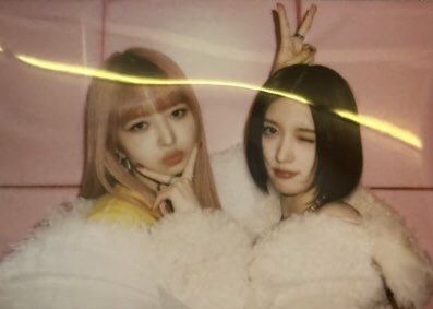 gaeulfolder's tweet photo. this duo 🔥 #GAEUL #REI https://t.co/Ivwlcx9TwF