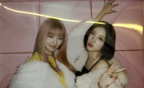 gaeulfolder's tweet photo. this duo 🔥 #GAEUL #REI https://t.co/Ivwlcx9TwF