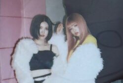 gaeulfolder's tweet photo. this duo 🔥 #GAEUL #REI https://t.co/Ivwlcx9TwF