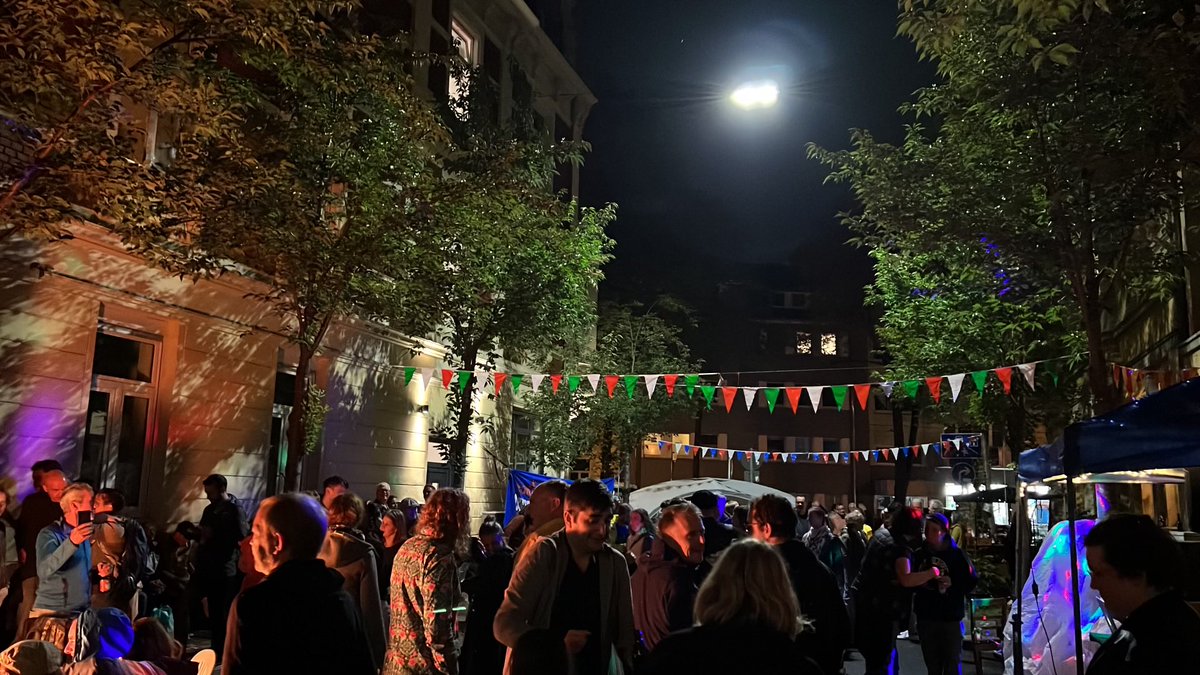 Wunderbares Straßenfest gestern in der #Michaelstraße - mit Musik an allen Straßenenden, guten Nachbarschaftsdiskussionen ua zur #Verkehrswende 🚲 mit der Stadtverwaltung und toller Stimmung bis in den späten Abend 💃auf der gestern komplett autofreien Straße ❤️ #Bonn