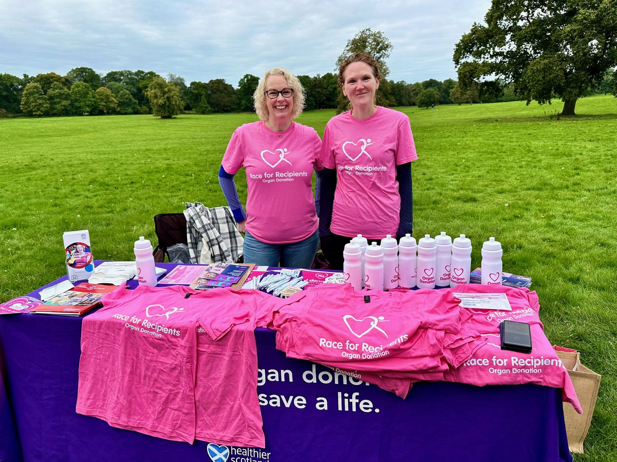 Specialist Nurse Lynne and CLOD @paustin_austin  @camperdnparkrun in Dundee yesterday encouraging runners to discuss their donation decisions #OrganDonationWeek #RaceforRecipients @NHSTayside