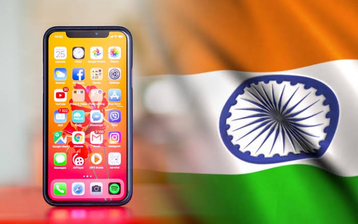 🚨 Apple overtakes Samsung as the largest smartphone exporter from India. Apple shipped 49% of all smartphones in June quarter.