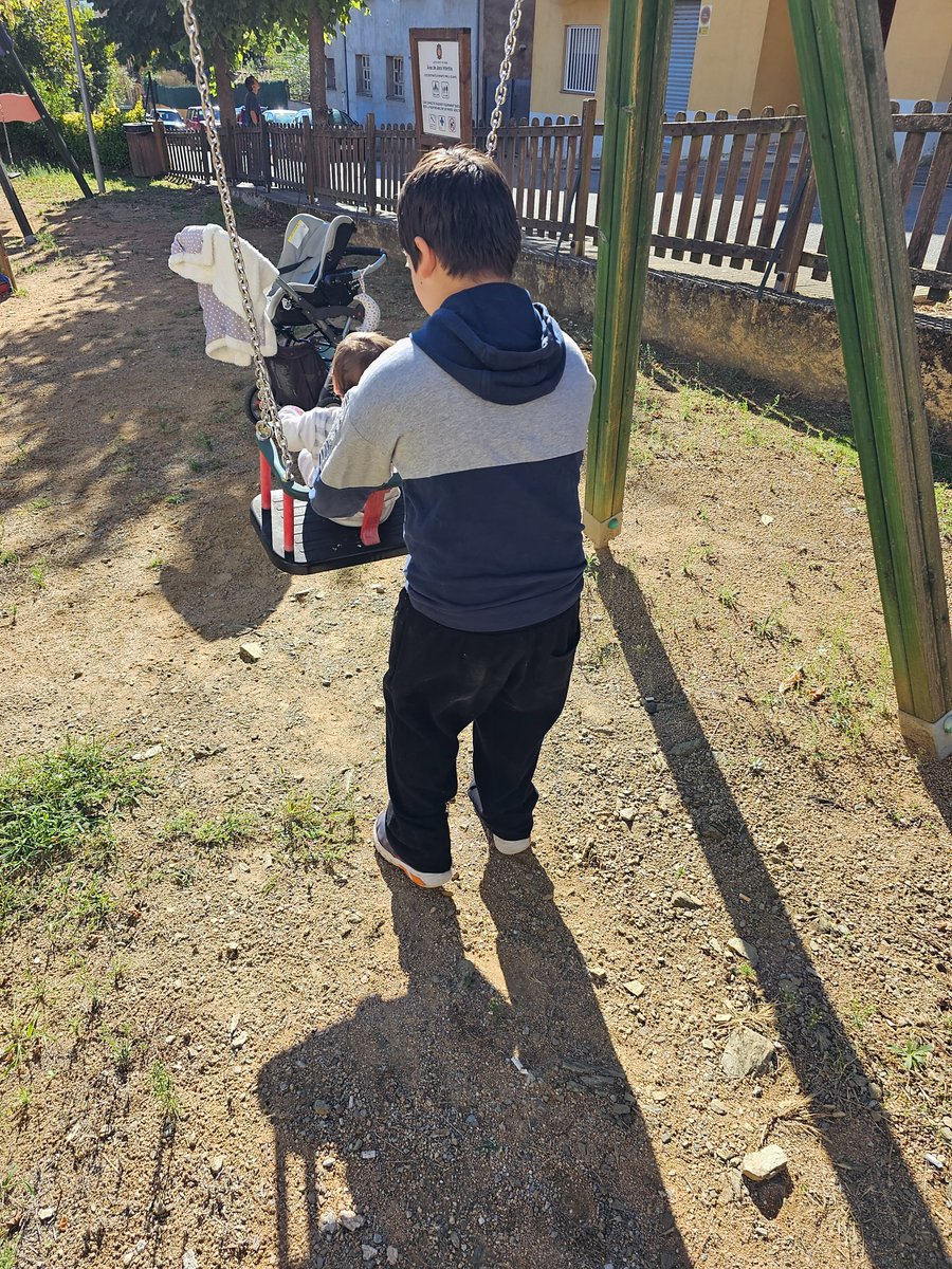 davidheras's tweet image. Donant responsabilitats al germà mitjà amb discapacitat. Per alguns és impensable... Però ells necessiten veure que tbé són importants. #Leia #Moisès. I jo fent de #pare. Hem de reindivicar que també existim.