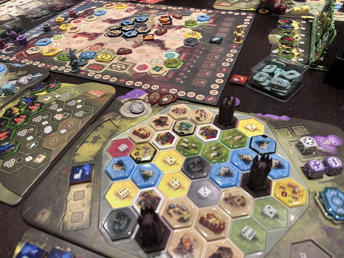 japarradog's tweet photo. Vamos volviendo a la normalidad después del verano con un finde de buenas partidas.
Cerrojazo a la campaña del #Descent3, toda una experiencia con un escenario final durísimo.
Y seguimos con otros dos juegazos #FoodChainMagnate y la nueva edición #CastilloBorgoña 😍 https://t.co/jRGFBEb7O4