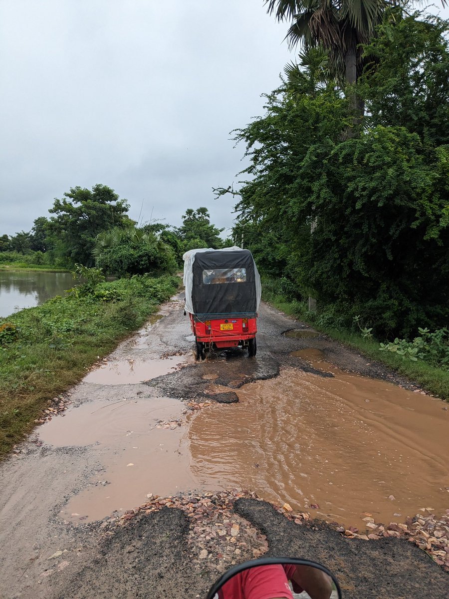 कहाँ हैं बिहार की प्रगतिशील सरकार जिनसे इतने वर्षों में समस्तीपुर की एक मुख्य सड़क नहीं बन पाई? ये सड़क समस्तीपुर को कोरबद्धा के रास्ते उजियारपुर-सातनपुर से जोड़ती है। @officecmbihar @SamastipurTown2 @nitin_gadkari @RCD_Bihar @princerajpaswan @akhtarulislaam @NitishKumar