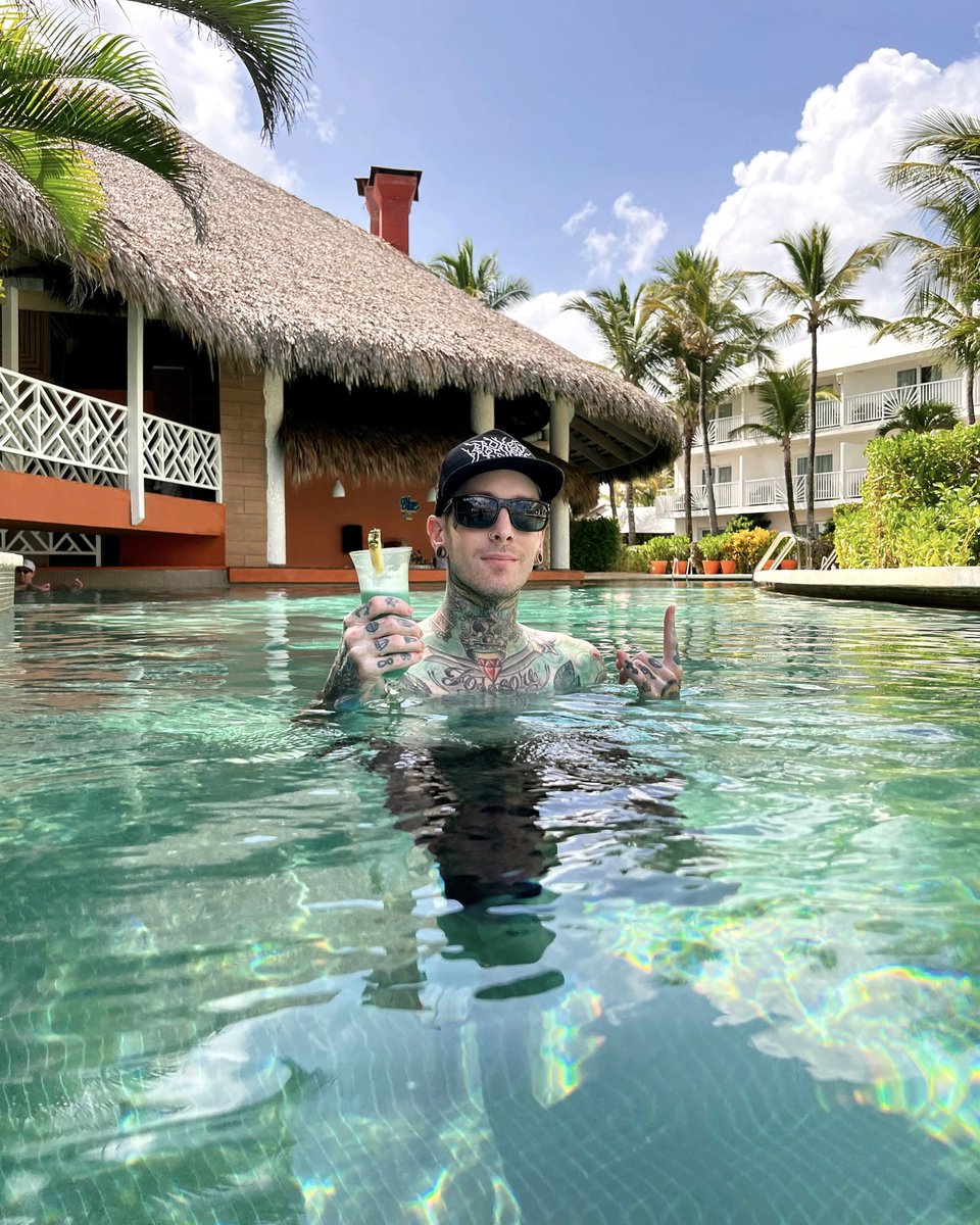 ⚔ FOSS ⚔ (@iamfoss) on Twitter photo Slushies in the pool allll day Slushies in the pool allll day