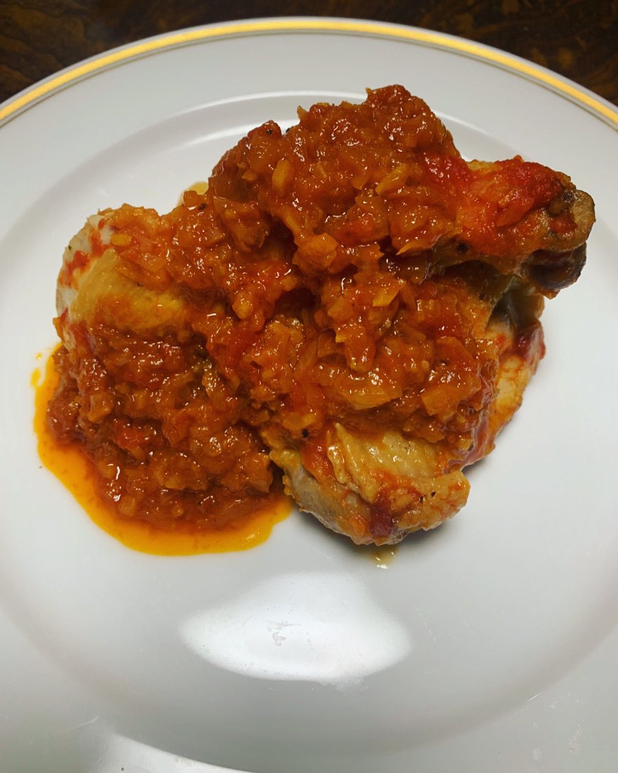 BALT1068712's tweet image. #今日の晩御飯 

「骨付き鶏もも肉のローマ風煮込み🐓」

みつせ鶏のモモ肉を🍗皮パリパリになるまで焼きまして
玉ねぎ、セロリ、にんじんのソフリットと白ワイン、トマトソースでことこと煮込みました。

Pollo alla Cacciatora

#カチャトーラ
#polloallacacciatora

#みつせ鶏
#イタリアン
#晩御飯