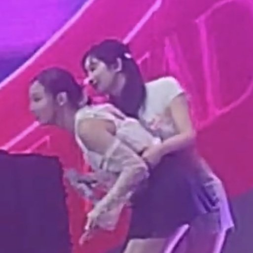 outrodhk's tweet photo. dahyun holding nayeon's waist just incase she falls down :(
https://t.co/24unHuOuTN