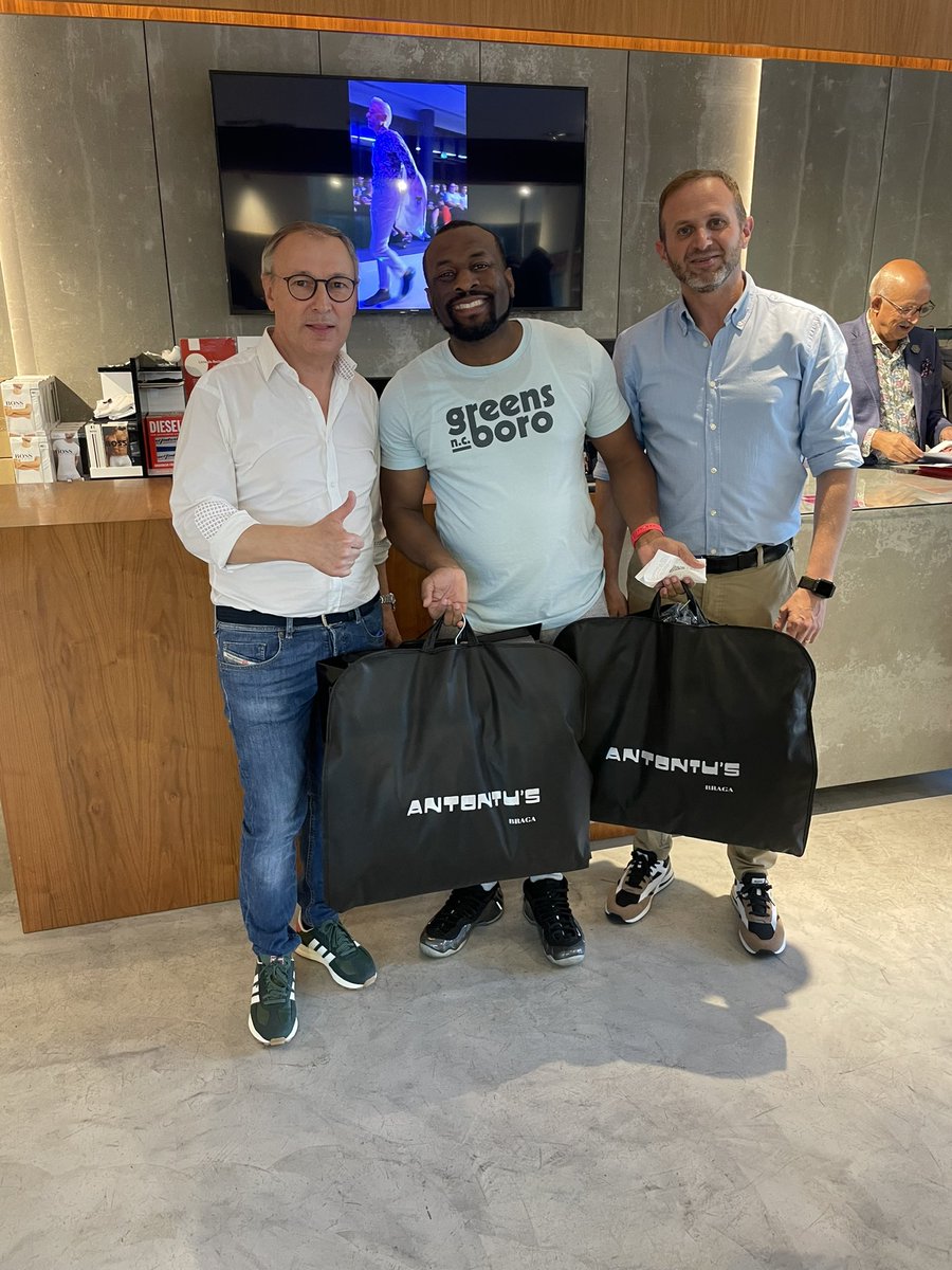 MJPECON's tweet photo. Random #travelfail my bags got lost with @AirFranceFR. Thankfully antonius braga was open and I could get a suit for the wedding today. #antoniusbraga https://t.co/UiRYgiGLJK