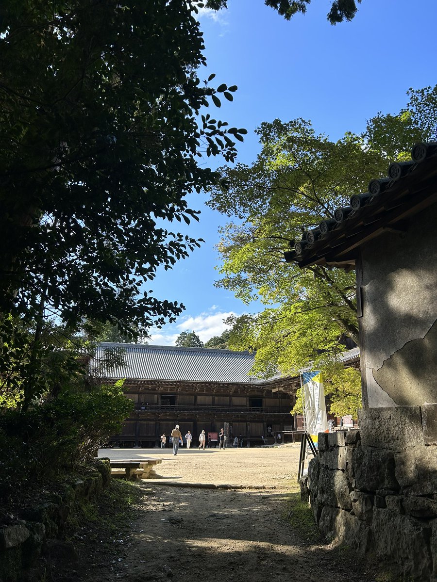 SoundnVision108's tweet photo. 書写山圓教寺へ
山中に突如現れる大伽藍というと鉄鼠の檻を思い出してしまう。。
高野山はよく行ってたけど、天台宗の大寺院は初めてかも
摩尼殿も大講堂も、建物が大きくて圧倒される https://t.co/JbL7hpMKK8