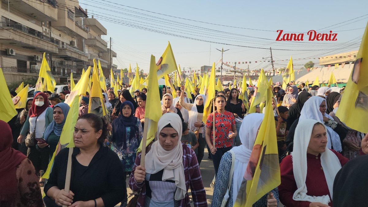 Zana_Dnz_'s tweet photo. Qamişlo halkı, halk inisiyatifinin çağrısı ile Önder Apo üzerinde sürdürülen tecridin sona ermesi ve fiziki özgürlüğünün sağlanması için başlattığı çadır eylemini BM temsilciliği önünde açıklama ile sona erdirdi.
#Qamişlo 
#Halk https://t.co/gRHnDJGpb5