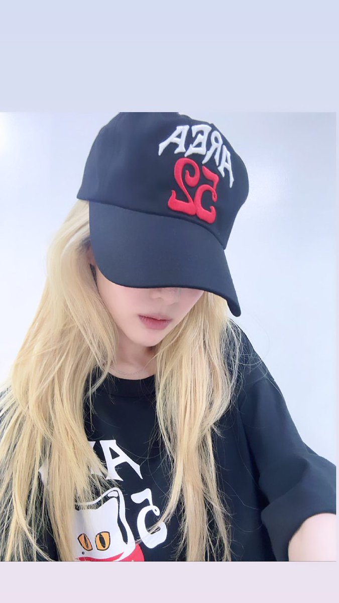 Central_2NE1's tweet photo. Sandara via story:
“Amo a amizade entre esses 2 fandoms 🥹🥹🥺
#Blackjacks
#Aghases
🙏🏻”
“Meus staffs são tão fofos 😁
Fighting Dara unnie!!!” https://t.co/I78KJDdcRB