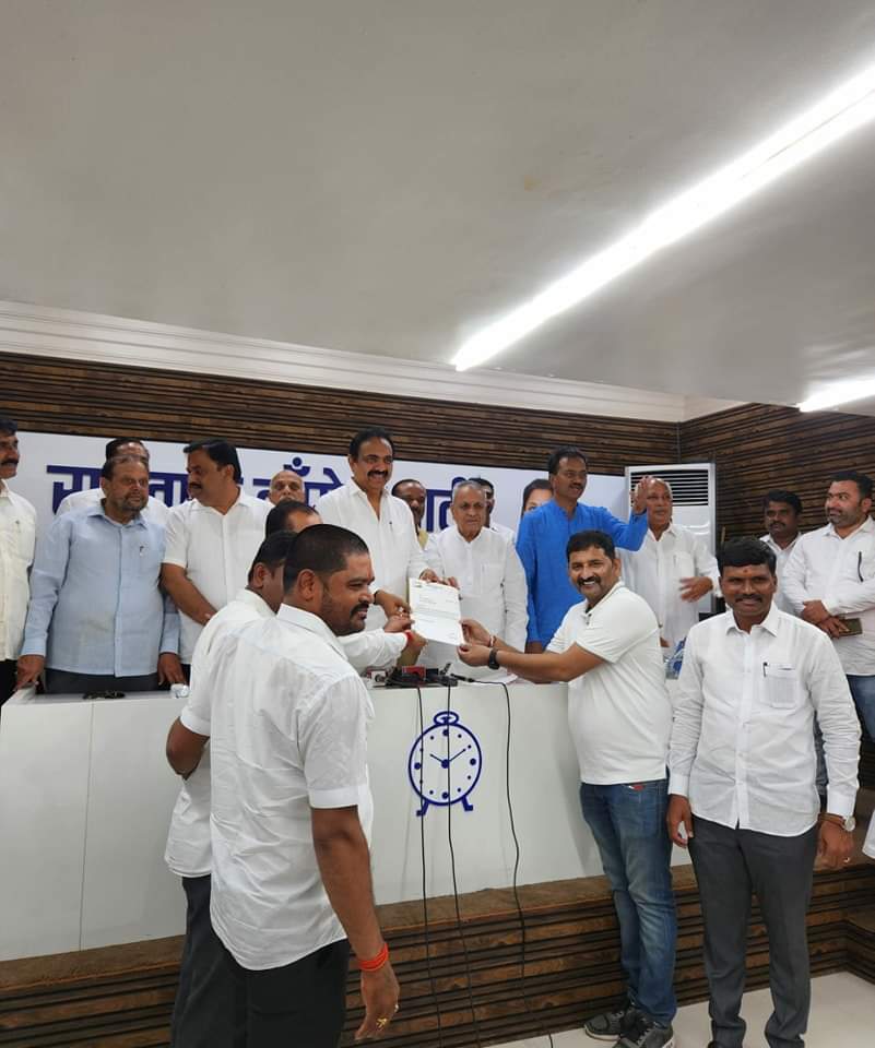 AshokPawarMLA's tweet photo. गणेशोत्सवानिमित्त विविध गणेश मंडळांना भेटी देण्यासाठी श्री.जयंत पाटील साहेब पुणे येथे आले आहेत. यावेळी त्यांनी राष्ट्रवादी काँग्रेस भवनला भेट देऊन शहर जिल्हा राष्ट्रवादी काँग्रेसच्या नियुक्तींचे पत्र वाटप केले..
#जयंत_पाटील #पुणे #हवेली #jayanta #Patil #NCP #pune https://t.co/QfXDxOfpDn