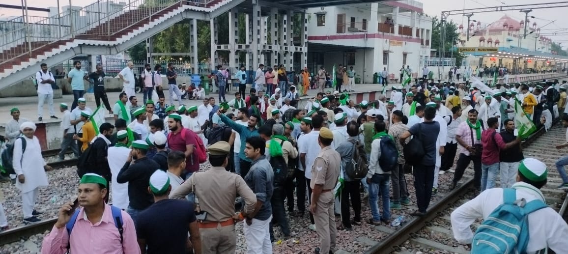 Dmalikbku's tweet photo. धन्यवाद मुजफ्फरनगर 
इसे कहते है फिल्टर फाड़ना
नौचंदी में जगह न रहने पर रेलवे स्टेशन पर प्रदर्शन करते मुजफ्फरनगर 
हजारों कार्यकर्ता अभी खतौली में इंतजार कर रहे है
#bhartiykisanunionarajnaitik 
#KisanPanchayat 
@Uppolice @OfficialBKUA 
@DigamberSingh_ @AHindinews https://t.co/jjvmhDkKIs