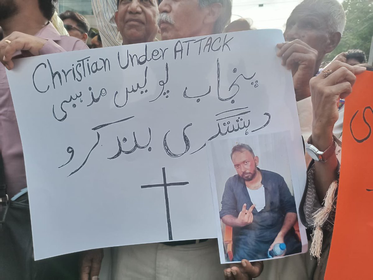 aqliyatihuqooq's tweet photo. Minority Rights March &amp; @AuratMarchKHI attended a protest held outside Press Club Karachi by the Christian community in solidarity with #PastorGhazala #LukeVictor #PastorVicky &amp; other 5 who are in illegal detention by Punjab Police. 1/2 https://t.co/sqEZoV20j6
