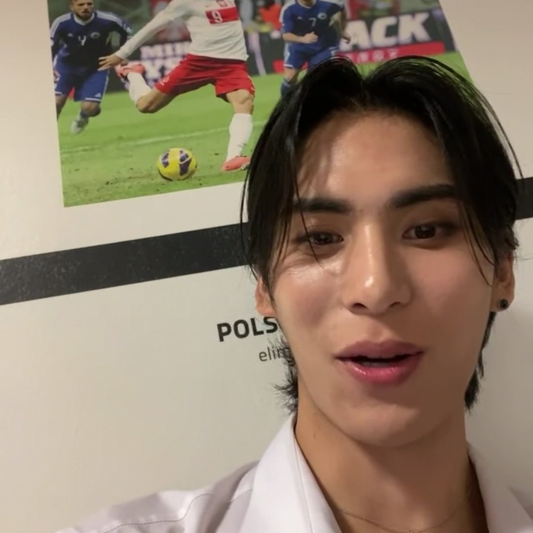 24hopeubounce's tweet photo. koreańscy chłopcy oszaleli na punkcie lewandowskiego 👀

#KPOPNATION https://t.co/M9IOSqNSmN