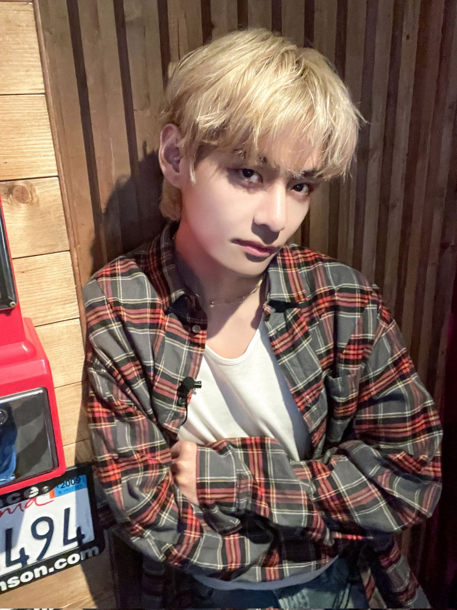 BTS_twt_VTaeH's tweet photo. 20초 라이브 in 강릉 🎤

#뷔 #V #BTSV #BTS #TAEHYUNG https://t.co/TiALmxf9Tx