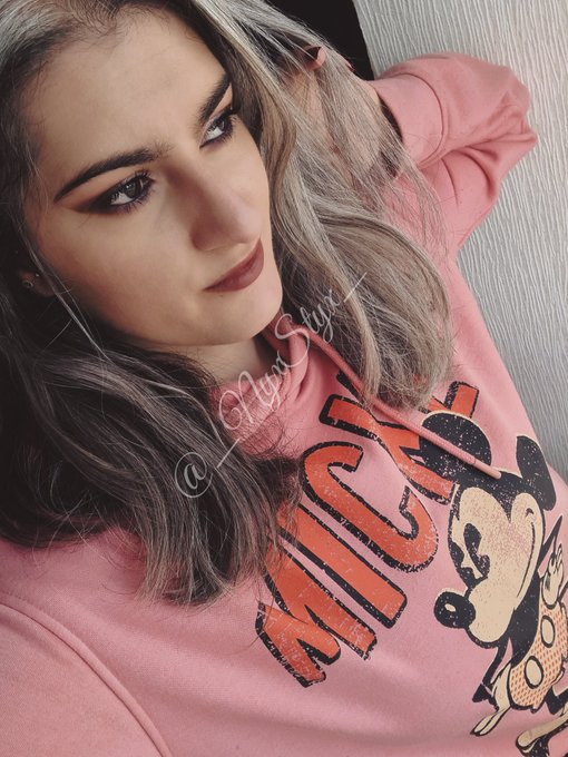 J'esp&egrave;re que vous passez un bon dimanche 😊 je vous fais des bisous 😘 https://t.co/ydY3M5c6NM