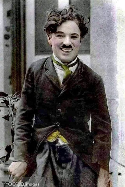 GiorgiaSalvagn1's tweet photo. Charlie Chaplin è morto a 88 anni.
Ci ha lasciato 4 dichiarazioni:
(1) Nulla è eterno in questo mondo, nemmeno i nostri problemi.
(2) Mi piace camminare sotto la pioggia, perché nessuno può vedere le mie lacrime.
(3) Il giorno più sprecato della vita è il giorno in cui non ridiamo.
(4) I sei migliori medici del mondo....
1. sole,
2. Riposo,
3. Allenamento,
4. dieta alimentare,
5. L ' autostima
6. amici.
Tienili in tutte le fasi della tua vita e goditi una vita sana...
Se vedi la luna vedrai la bellezza di Dio.....
Se vedi il sole vedrai il potere di Dio...
Se vedi lo specchio, vedrai la migliore creazione di Dio.
Allora credici.
Siamo tutti turisti, Dio è il nostro agente di viaggio che ha già fissato i nostri itinerari, prenotazioni e destinazioni... Fidati di lui e goditi la VITA
La vita è solo un viaggio!
Vivi oggi!