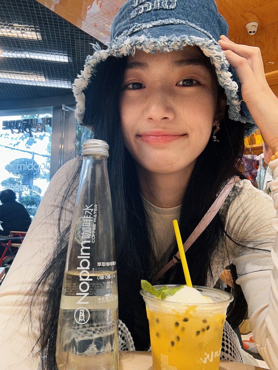 xinydu's tweet photo. I’m the key to my heart, love me better. Even when I am taking goofy pictures like this! Welcome to another Yuxiao’s dumps, I guess? https://t.co/4O0SiUzCvI