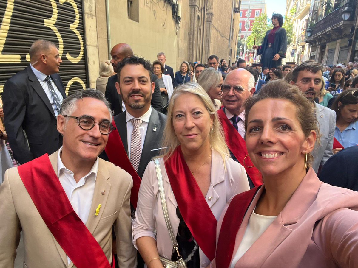 ramontremosa's tweet photo. @jaumecollboni @laiabonetrull @naciodigital @JovesValls @Minyons @CastellsEnXarxa @pilarcalvo13 @xaviertrias @TriasperBCN @jmartigalbis @neusmunte @damiacalvet @josep_rius @joanrportell @CoralCarmina @DanielMestreD @fcec14 Molt honorat, com a regidor del @bcn_ajuntament, de gaudir de les festes de la #Mercè avui a #Barcelona.
#Merce23 #Merce2023 https://t.co/looV7kGL8n