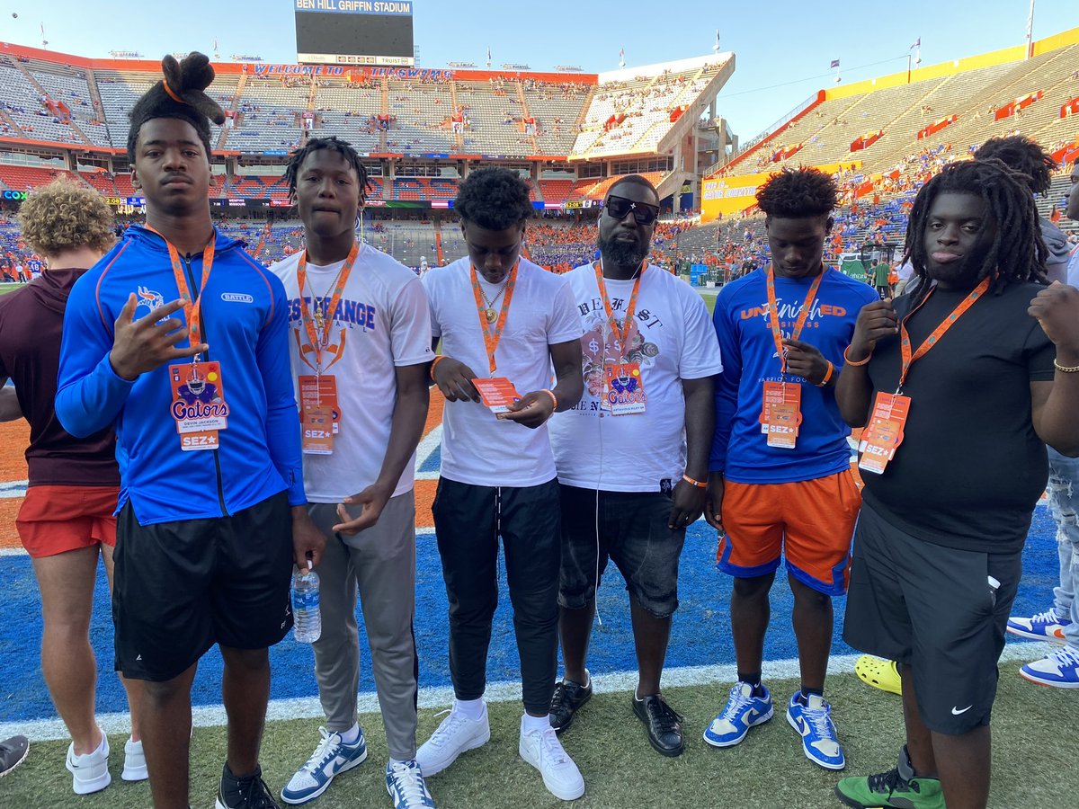 Me and my family had a great time in the Swamp last night💙🧡#GoGators🐊 @WestOrangeFB @coach_bnapier @UF_CoachRaymond @Coach_GThompson @NP_Florida @Rashaad24782459 @Blake_Alderman @Corey_Bender @Jason_Higdon @Ariley_26