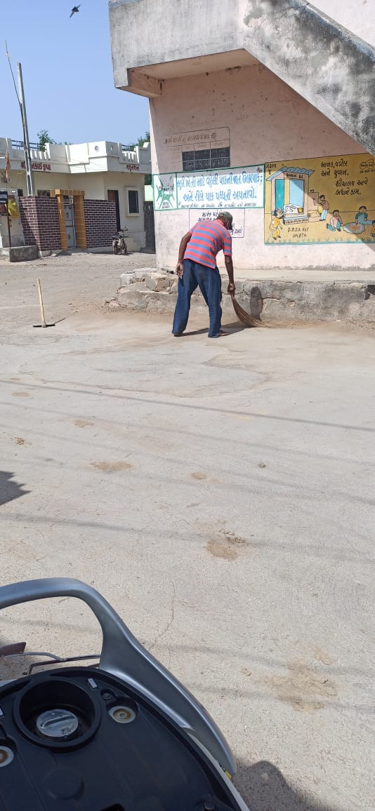 આજ રોજ સ્વચ્છતા હિ સેવા પખવાડિયાની ઉજવણી અન્વયે ઉપલેટા તાલુકાના સેવંત્રા ગામે સ્વચ્છતા અને  વનીકરણ ની કામગીરી કરવામાં આવી.