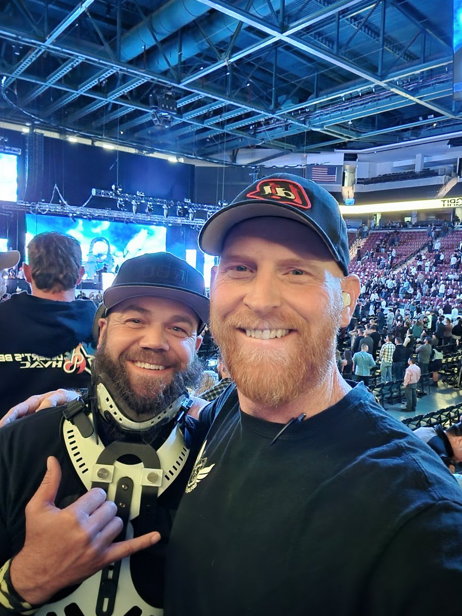 briansmobile1's tweet photo. Limitless Arena 2023 with @itsyourwingman (instagram) unpacking baggage from my heart &amp; mind with encouragement from Tim Grover after watching him put his face in the four pyrotechnic fountains.  #mindblown #dontfearthedark #chicagobulls #unexpectedturbulence https://t.co/No68eCtLKm