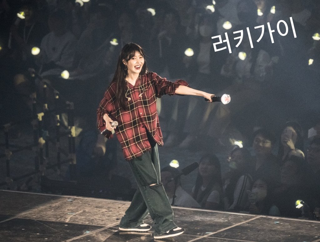230924 아이유 15주년 기념 팬콘서트 #IUN1VER5E 프리뷰 by 러키가이.지은이 오늘 좀 힙해U😎 ㅎㅎ..출근도 무대도 멀다 멀어 😂 그래도  예전 콘도 생각나고 참 좋았어U😄 다음15 년도 함께 ㄱㄱ <a href="/lily199iu/">이지은</a>